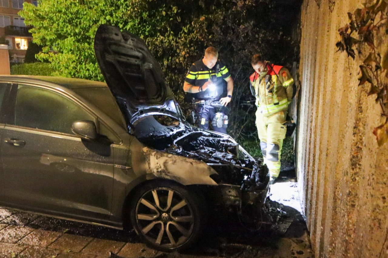 Voorkant van auto in brand